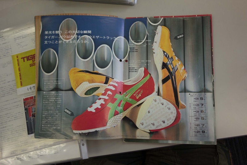 Статья об эволюции беговых кроссовок Asics и обуви для спорта